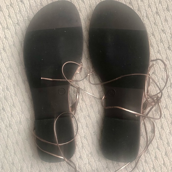 Women’s Tie Leg Design Strappy Sandal - Picture 4 of 5